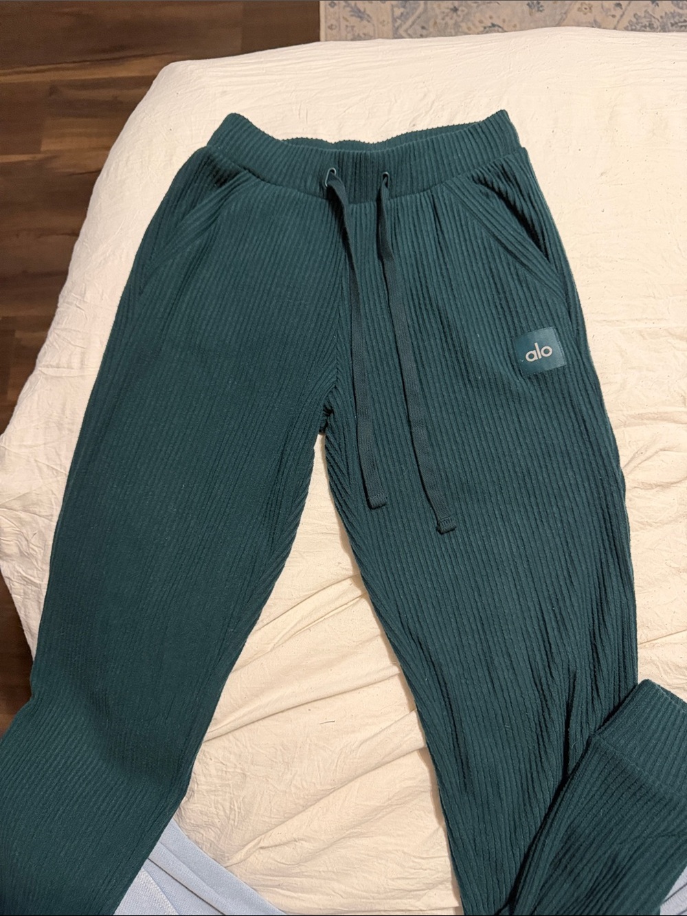ALO Set Yoga Ribbed Joggers and Cropped Pullover in Teal/Forest Green